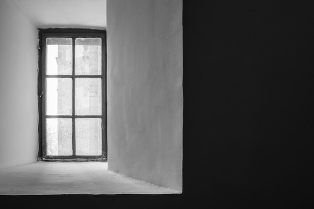 staré okno v stene