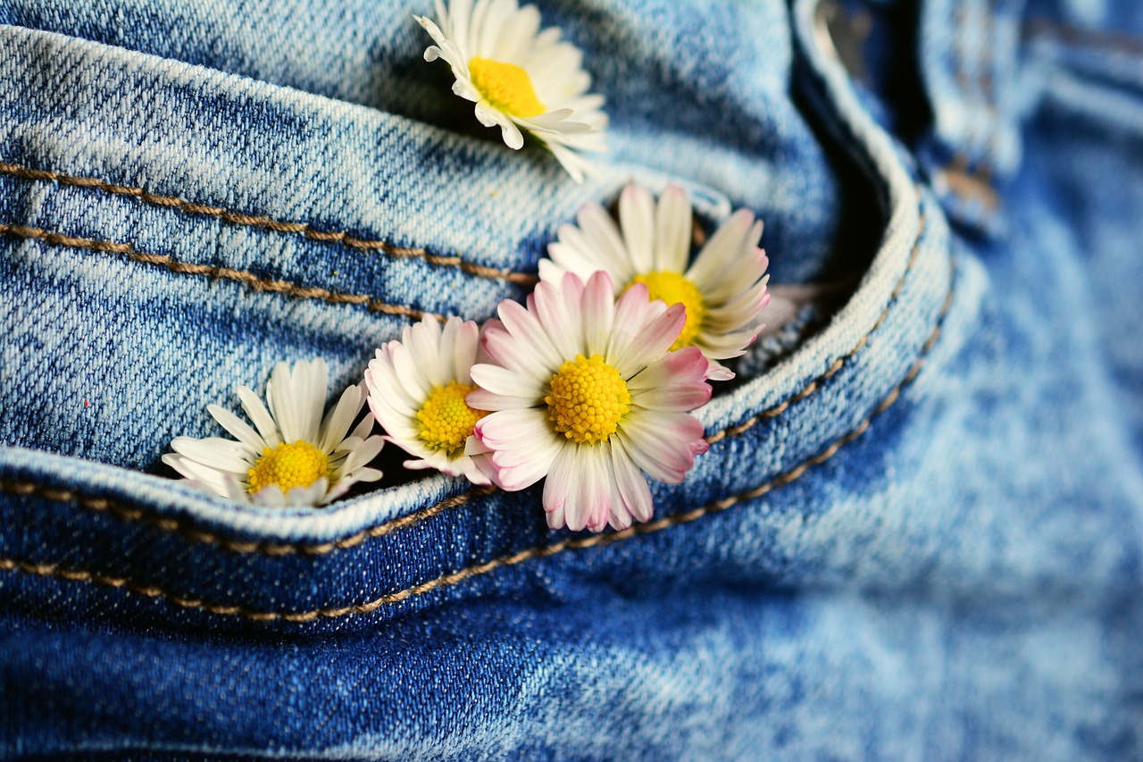 jeansy s kvetmi